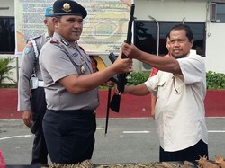 Penampakan Eks Komandan Jihad Maluku Serahkan Senpi dan Ribuan Peluru