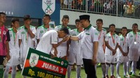 Kapten tim PP Walisongo (Sragen) mencium tangan Menpora Imam Nahrawi seusai memperoleh hadiah pembinaan sebesar Rp 100 juta, sebagai runner-up Liga Santri Nusantara 2016. [Foto: dok. Humas Kemenpora]