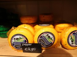 Menikmati Keju Terbaik Dunia di Volendam, Belanda