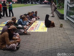 Tuntut Kenaikan Upah, Buruh Topo Pepe di Alun-alun Keraton Yogyakarta