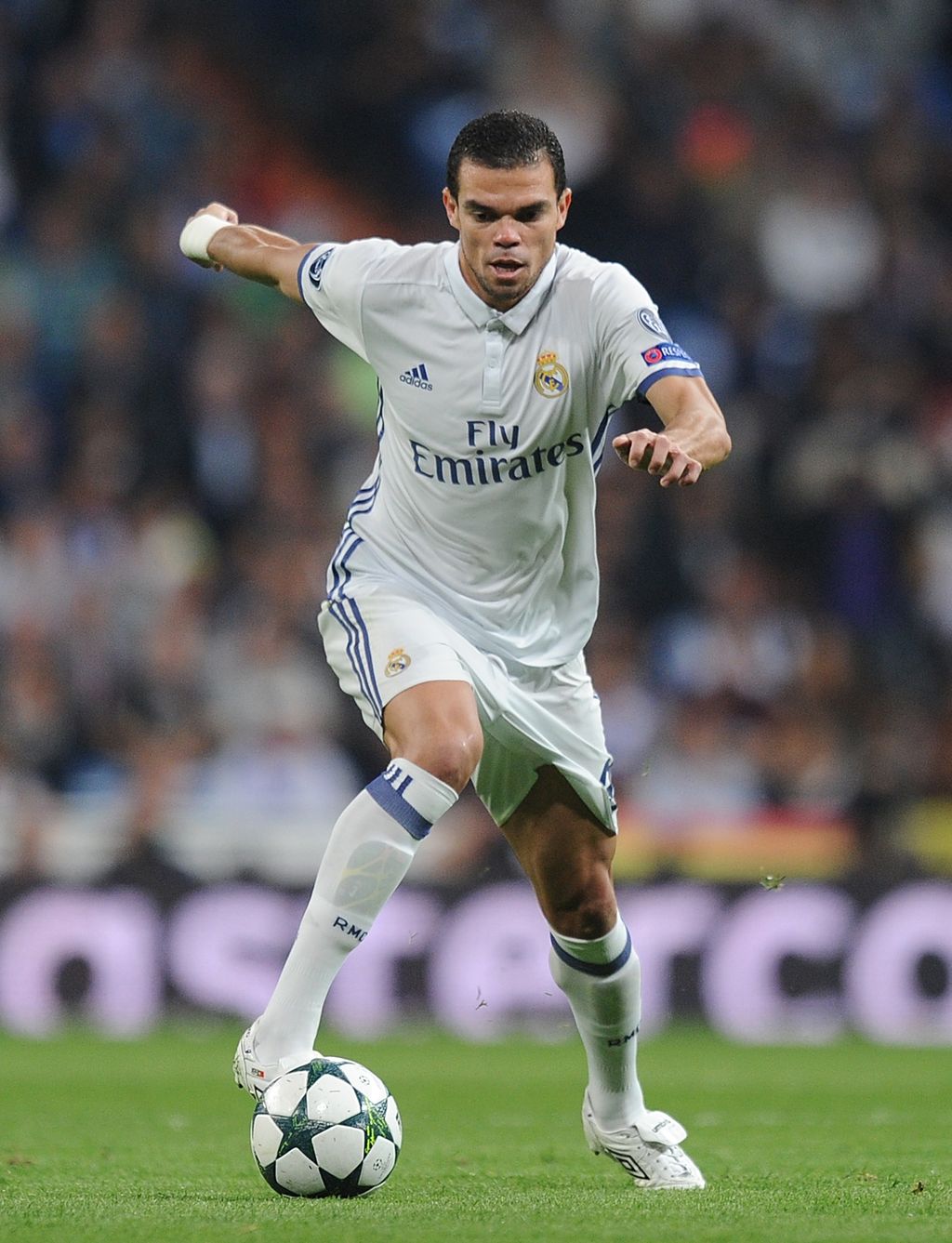 MADRID, SPAIN - OCTOBER 18:  Pepe of Real Madrid in action during the UEFA Champions League, Group F match between Real Madrid CF and Legia Warszawa at Santiago Bernabeu stadium on October 18, 2016 in Madrid, Spain.  (Photo by Denis Doyle/Getty Images)