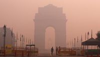 Imbas Perayaan Diwali, India Diselimuti Asap Tebal