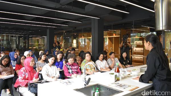 Belajar Bikin Deep Fried Gurame with Chili Sauce dan Tom Yum Pla Langsung Bersama Nyonya Pop