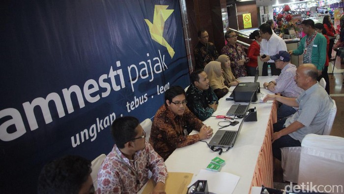 Dirjen Pajak Sosialisasi Tax Amnesty di Pusat Perbelanjaan Dirjen Pajak Sosialisasi Tax Amnesty di Pusat Perbelanjaan
Direktur Jenderal Pajak Ken Dwijugiasteadi memberikan penjelasan kepada masyarakat mengenai program tax amnesty di ITC Mangga Dua, Jakarta, Selasa (01/11/2016). Dalam sosialisasi tersebut, Ken membuka dialog membahas tax amnesty bersama para pedagang. Grandyos Zafna/detikcom