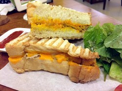 Frenchie: Menikmati Escargot dan Sandwich Daging Keju Berharga Ekonomis di Resto Prancis