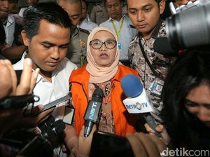 Eks Menkes Siti Fadilah Diperiksa KPK Eks Menkes Siti Fadilah Diperiksa KPK