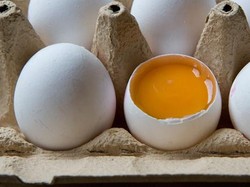 Saat Masak, Wanita Ini Menemukan Telur Tanpa Kuning Telur!