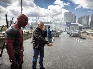 Stuntwoman Deadpool Hilang Kendali Saat Kendarai Motor
