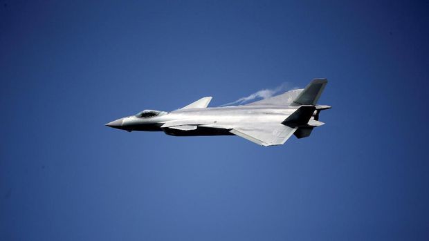 Jet tempur siluman China, J-20, dinyatakan siap tempur.