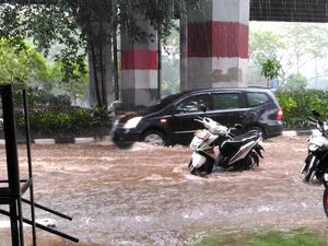 Hujan Deras Guyur Jakarta, Jalanan DI Panjaitan Tergenang