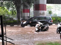 Hujan Deras Guyur Jakarta, Jalanan DI Panjaitan Tergenang