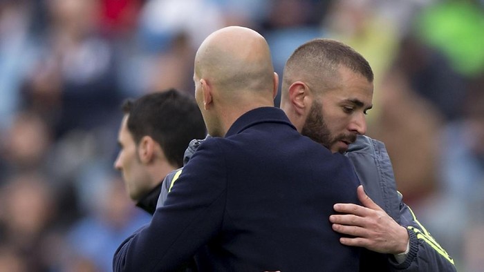 GETAFE, SPAIN - APRIL 16: coach Zinedine Zidane (L) of Real Madrid CF hugs his player Karim Benzema (R) as he leaves the pithc during the La Liga match between Getafe CF and Real Madrid CF at Coliseum Alfonso Perez on April 16, 2016 in Getafe, Spain.  (Photo by Gonzalo Arroyo Moreno/Getty Images)