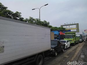 Begini Penampakan Macet Parah Akibat Banjir di Jalan Rancaekek Bandung