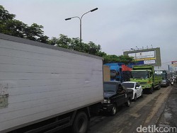 Begini Penampakan Macet Parah Akibat Banjir di Jalan Rancaekek Bandung