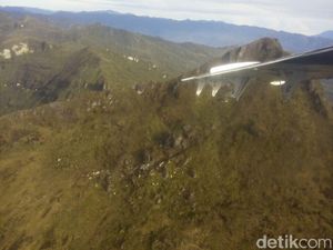 Diduga Tabrak Gunung, ini Penampakan Puing Pesawat yang Hilang di Ilaga Papua