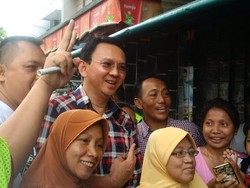 Ahok Blusukan ke Kemayoran, Tanda Tangan Punggung Warga dan Bagi Kartu Nama