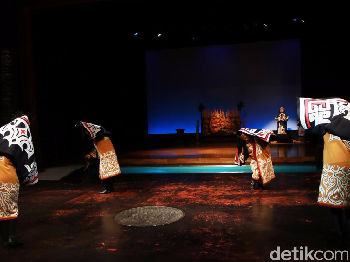 Menikmati Atraksi Suku Ainu