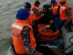 Kapal Muat Semen Tenggelam, Empat Kru Masih Hilang