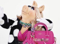 Tengok Aksi Menggemaskan Miss Piggy Jadi Bintang Iklan Kate Spade