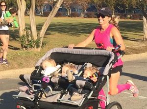 Salut! Ibu Ini Boyong Tiga Anak Kembarnya Saat Lomba Lari 21 KM