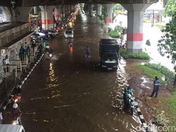 Ada Genangan, Cawang Sutoyo Arah Tanjung Priok Macet 2 Kilometer