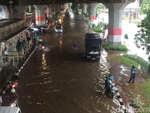 Ada Genangan, Cawang Sutoyo Arah Tanjung Priok Macet 2 Kilometer Ada Genangan, Cawang Sutoyo Arah Tanjung Priok Macet 2 Kilometer