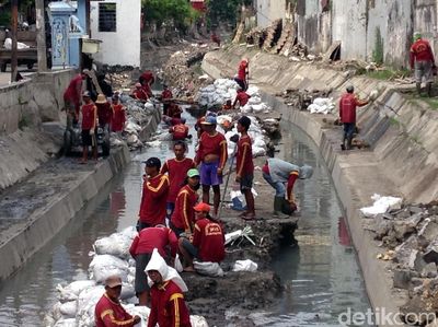 Pembersihan Lumpur di Sungai Surabaya