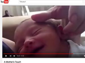 Video Ini Buktikan Sentuhan Ibu Memang Paling Menenangkan