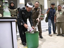 Bupati Dedi Hancurkan Puluhan Tabung Rokok Shisa