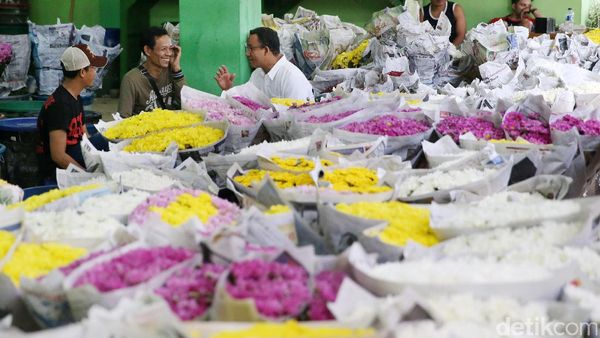 Cagub Anies Sapa Pedagang Bunga