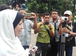 Ibu Ini Hampiri Ahok di Polsek Kebon Jeruk dan Ucapkan Doa