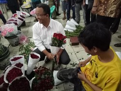 Dengar Curhat Pedagang Pasar Kembang, Anies Diberi Bunga Gratis
