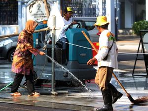 Cegah Banjir di Surabaya, Pasir yang Dikeruk dari Saluran Air Sudah 329 Ribu Truk