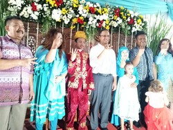 Mampir ke Acara Sunatan Warga, Anies Baswedan Pose Salam 3 Jari