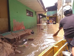 Relawan Bertugas 24 Jam Membantu Warga Terdampak Banjir di Dayeuhkolot