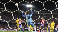 Antoine Griezmann memborong 2 gol Atletico. EUTERS/Sergio Perez.
