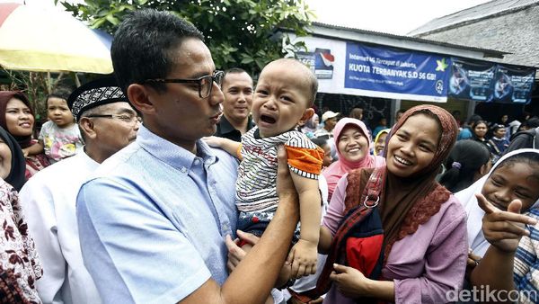 Sandiaga Sambangi Warga Sawah Balong