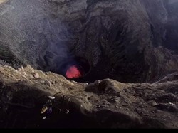 Greget! Traveler Ini Nekat Kemping di Bibir Gunung Berapi Aktif