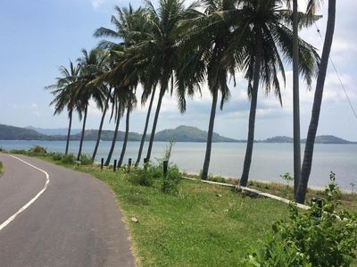 Jalan Mulus Pinggir Pantai, Ini Bukan Hawaii Tapi Lombok
