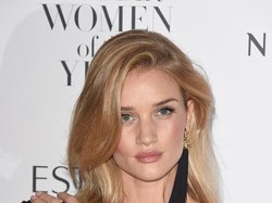 Rosie Huntington Tak Bisa Hidup Tanpa Lingerie & 2 Item Fashion Ini