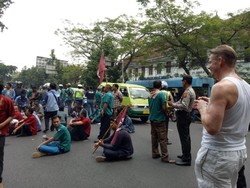 Bule Belanda Ikut Nonton Demo Sopir Taksi di Bandung