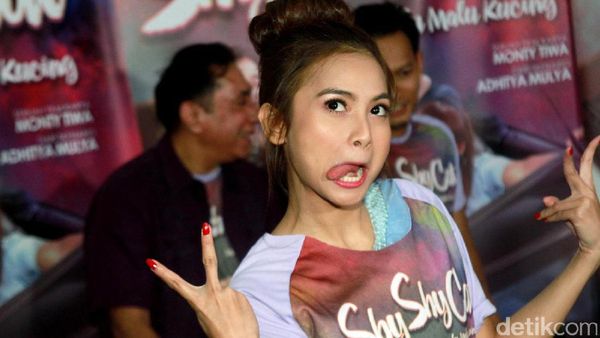 Pose Kocak Acha Septriasa, Masih Cantik?