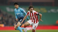Joe Allen. Pemain Stoke City itu sudah dilanggar 43 kali sepanjang Premier League 2016-17 sejauh ini. (Action Images via Reuters / Carl Recine)