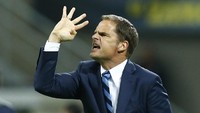 Frank de Boer. Nama De Boer, yang sebelum melatih juga ngetop sebagai pemain, menjadi yang belakangan ramai disebut-sebut. Belum melatih lagi sejak berpisah dengan klub UEA Al Jazira pada Desembe 2023. Foto: REUTERS/Alessandro Garofalo