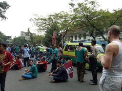 Angkot Vs Taksi Online di Beberapa Kota, Ini Imbauan Kemenhub