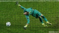 Marc-Andre ter Stegen gagal menepis bola hasil tendangan Kevin De Bruyne. Reuters/Darren Staples.