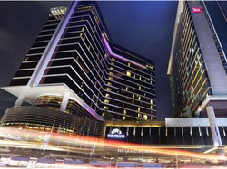 Pohon Natal Setinggi 6 Meter Semarakkan Natal di The Trans Luxury Hotel