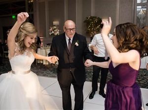 So Sweet! Kakek 85 Tahun Jadi Flower Girl di Pernikahan Cucunya So Sweet! Kakek 85 Tahun Jadi Flower Girl di Pernikahan Cucunya