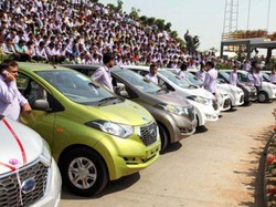 Bos Baik Hati Hadiahkan Para Pegawai Mobil dan Apartemen