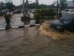 Kendaraan Terobos Genangan Banjir di Gedebage Bandung